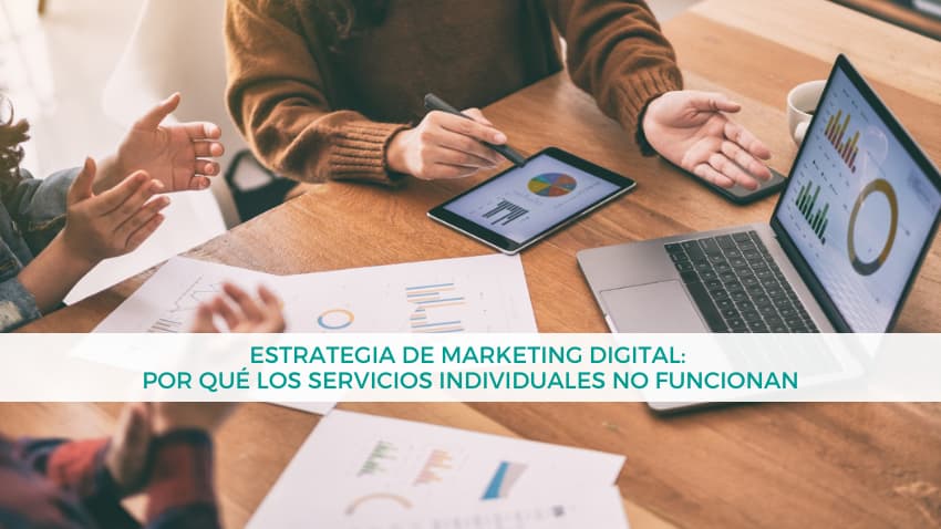 Reunión de análisis de estrategia de marketing digital con datos y gráficos